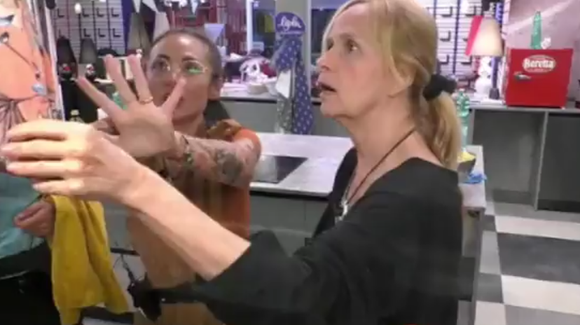 Prima lite al GF: Rosy Chin e Grecia Colmenares discutono ma si fermano in tempo, una delle due si trattiene preview