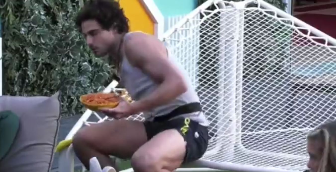 Vittorio fa infuriare gli inquilini per un piatto di pasta: cosa succede al GF