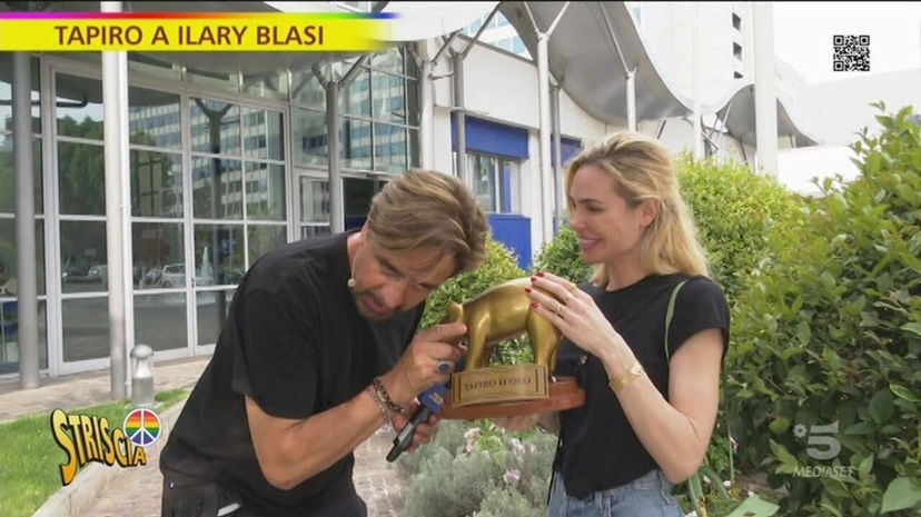 Ilary Blasi riceve il primo Tapiro della nuova edizione di Striscia la Notizia: frecciatina a Noemi Bocchi? – VIDEO preview