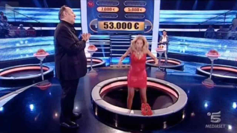 Cosa c’è sotto la botola di Caduta Libera? Spunta un video: ecco che fine fanno i concorrenti preview