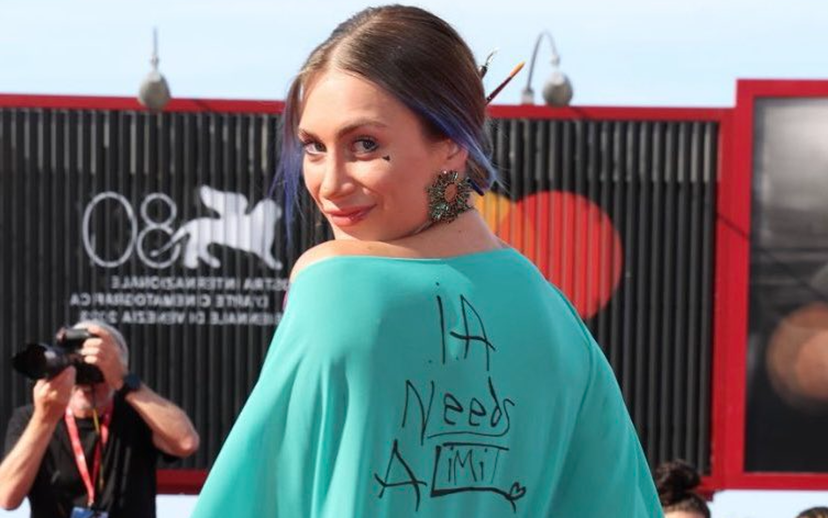 Nikita a Venezia con un vestito fatto da lei: il risultato non convince, la reazione dei fotografi – VIDEO preview