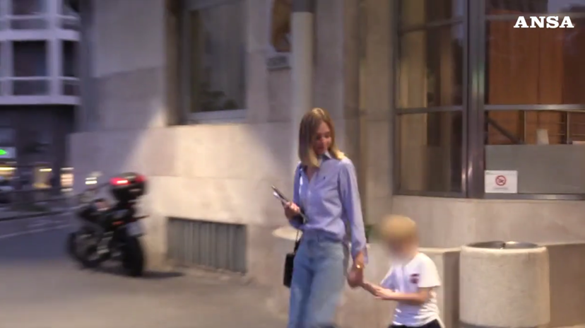 Chiara Ferragni in ospedale da Fedez col figlio Leone: riserbo sulle dimissioni del rapper – VIDEO preview