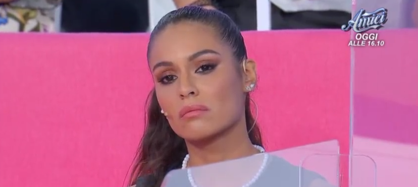 Beatriz di Uomini e Donne “smascherata” da un post: quando criticava i programmi di Maria De Filippi preview