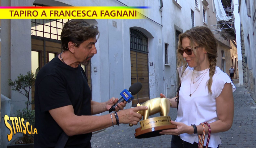 Tapiro di Striscia la Notizia a Francesca Fagnani per l’invito “saltato” di Fedez a Belve: ecco cosa ne pensa la giornalista preview
