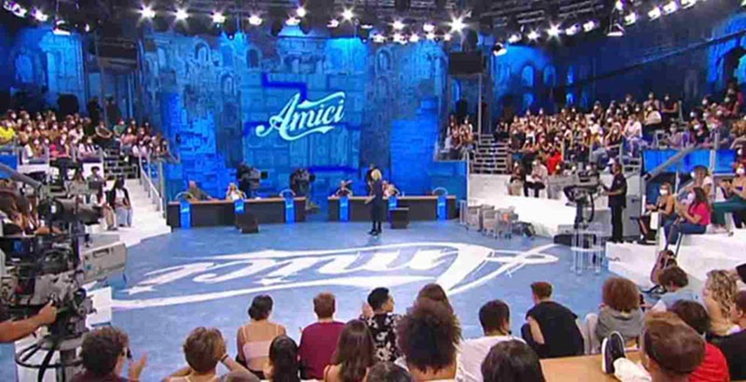 Amici 23, spoiler terza puntata: allievo lascia lo studio in lacrime, Maria “stoppa” la registrazione, cosa è successo preview