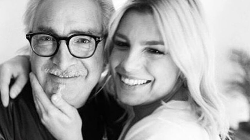 Emma, Intervallo è la canzone per il padre: “La sua morte è stata la mazzata finale dopo il cancro” preview