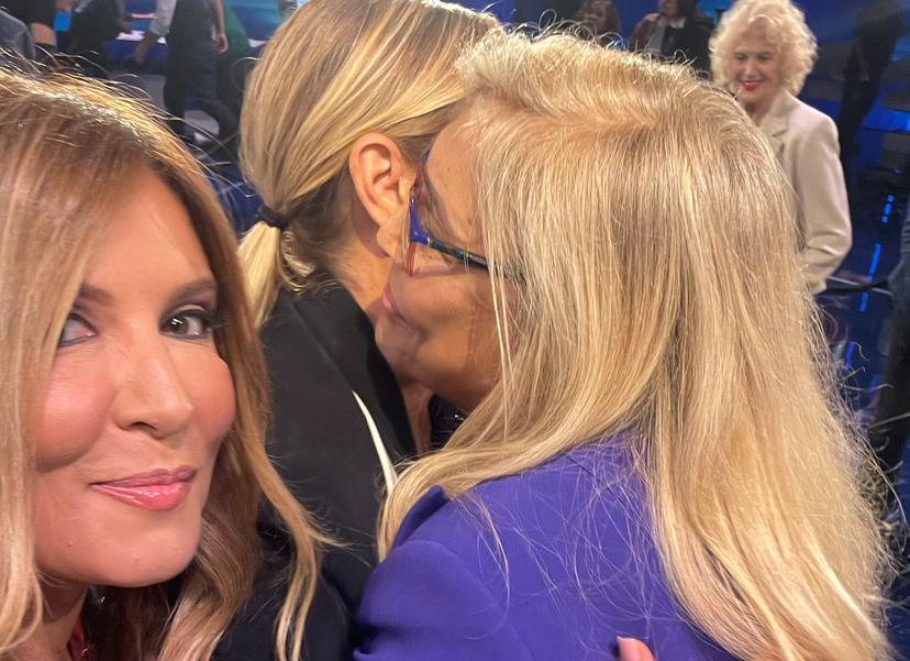 Pace in diretta tra Mara Venier e Simona Ventura: abbraccio e parole di stima, Selvaggia Lucarelli interviene – VIDEO preview