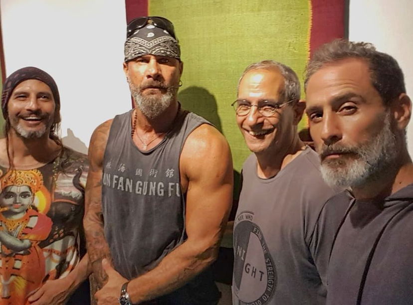 Elya, chi è il padre di Raz Degan: rivisto dopo 16 anni insieme ai fratelli Yanai e Sagi preview