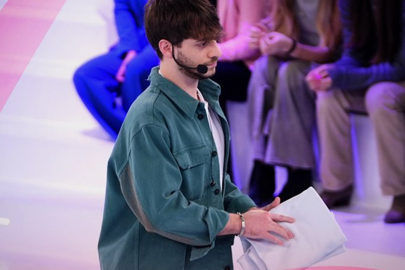 Holden di Amici 23, maglia sospesa: la casetta è un “porcile”, il commento di Maria – VIDEO preview