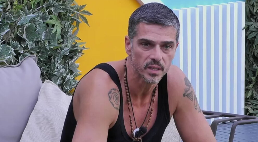 Anche la stampa chiede Varrese fuori dal Grande Fratello preview