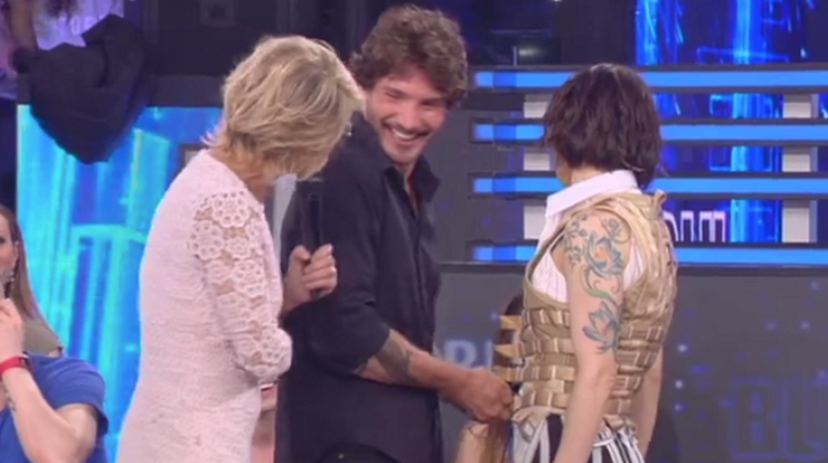 Maria De Filippi riabbraccia Stefano De Martino in TV, il gesto a sorpresa: ecco dove e quando preview