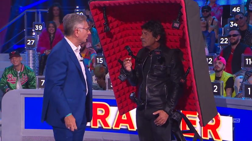 Laurenti nel confessionale del Grande Fratello a Ciao Darwin, la stoccata di Bonolis: “Dove va in onda questa monnezza?” preview