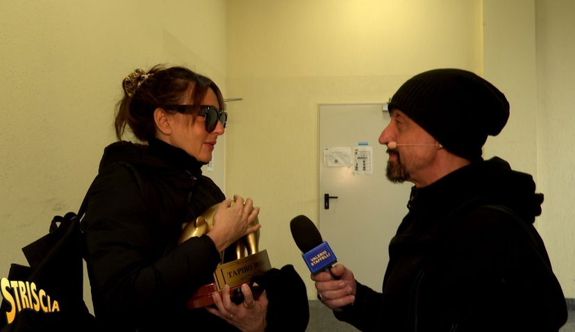 Tapiro di Striscia la Notizia ad Ambra Angiolini: minacciata da Morgan? Arriva la risposta dell’attrice preview