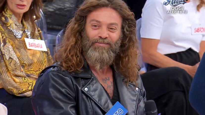 Chi è Ernesto Russo di Uomini e Donne? Corteggiatore di Ida Platano torna dopo 8 anni: trasformazione shock preview