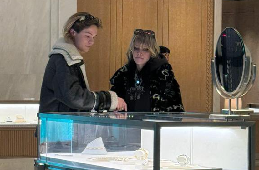 Mew e Matthew di Amici 23 beccati insieme fuori dalla scuola: ecco dove – FOTO preview