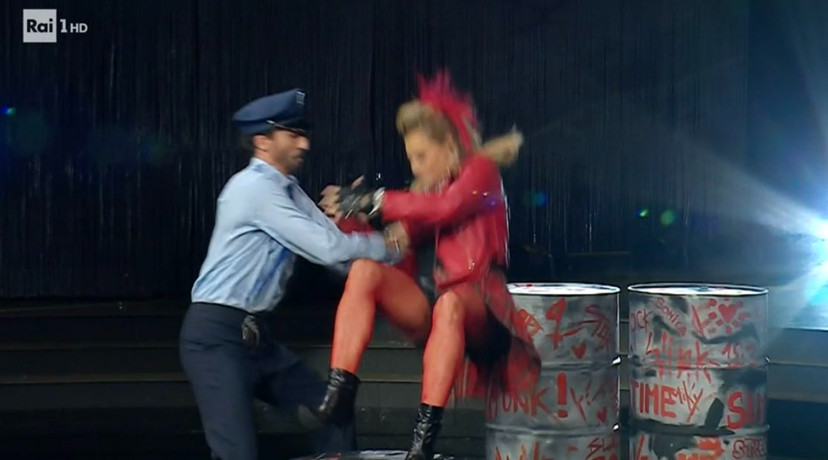 Incidenti e cadute a Ballando con le stelle: pantaloni strappati e botte in testa, cosa è successo – VIDEO preview