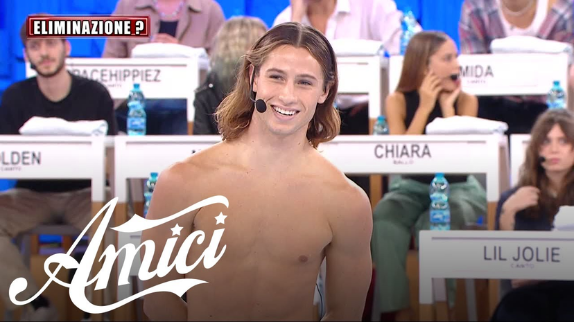 Amici 23 spoiler, il bacio di Dustin: maglia sospesa e siparietto dietro le quinte, cosa è successo al termine della registrazione preview
