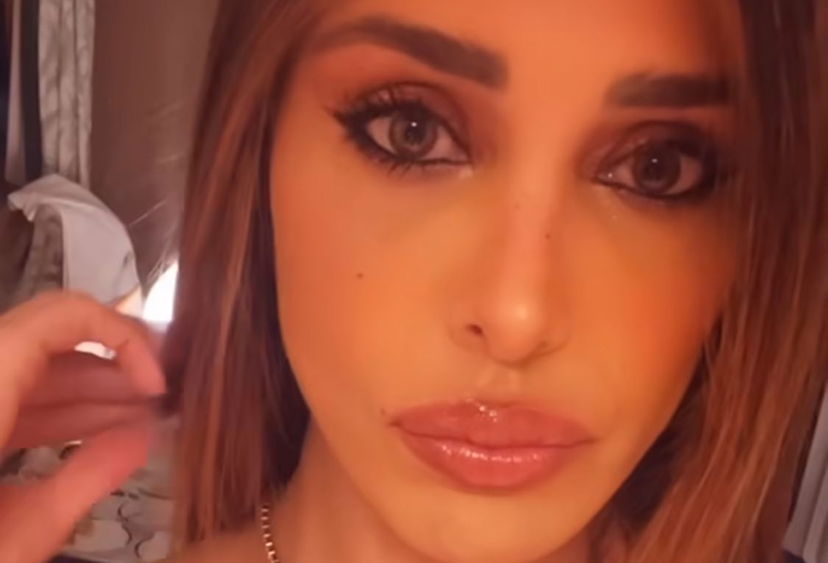 Belen Rodriguez se la ride al tavolo delle corna: Natale con Ilary Blasi e Alessia Marcuzzi, il gesto social preview