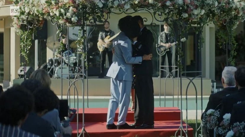 Bacio gay censurato con bollino nero nella serie Gloria con Sabrina Ferilli? Arriva la spiegazione di Rai Fiction preview