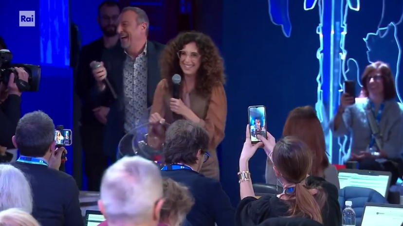 “Annalisa è incinta?”: Teresa Mannino mette nei ‘guai’ Amadeus con la moglie Giovanna Civitillo – VIDEO preview