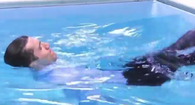 “Si è buttato in piscina vestito”: la reazione di Federico preoccupa, cosa è successo dopo la puntata preview