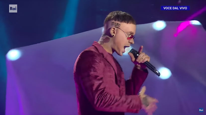 Pierpaolo Pretelli imita Lazza a Tale e Quale, il rapper la prende male: “Italia di fango” preview