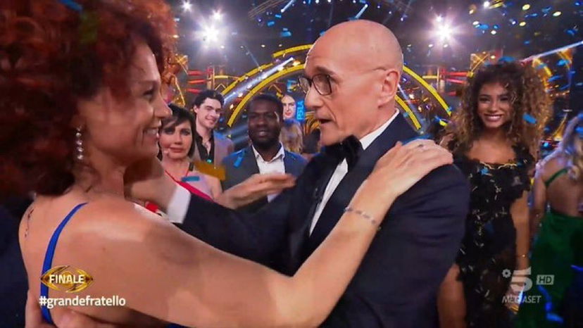 Come ha reagito Beatrice Luzzi al secondo posto al Grande Fratello? L’attrice fuori dagli studi preview