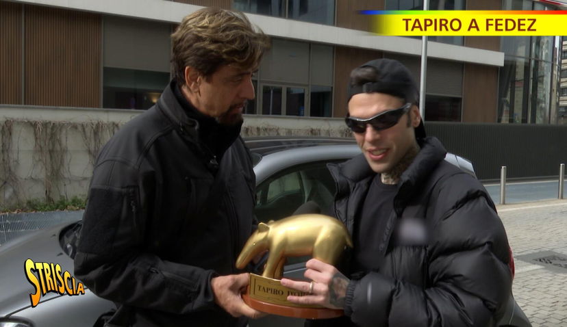 Nuovo Tapiro di Striscia a Fedez: stop di Muschio Selvaggio, Chiara Ferragni e replica al gossip sul presunto bacio a un’altra preview