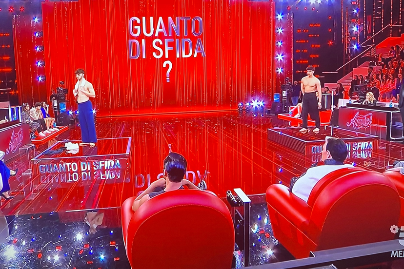 Spoiler Serale Amici 23, registrazione interrotta: “vetro tagliente sul pavimento”, cosa è successo preview