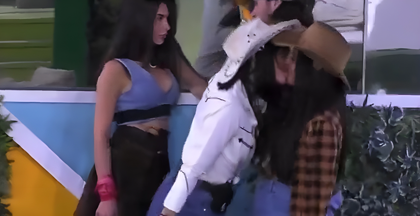 Bacio saffico tra Letizia e Perla al Grande Fratello – VIDEO preview