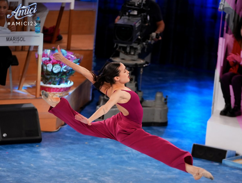 Incidente al Serale di Amici 23: scheggia nel piede di una ballerina, un’altra piange per tutta la registrazione preview