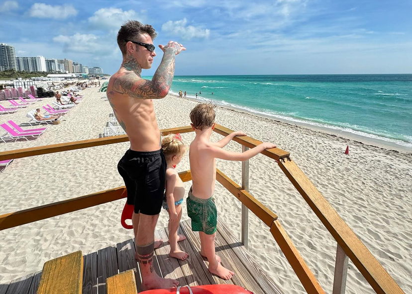 Fedez svela perché Leone e Vittoria vengono fotografati di spalle: la decisione sui figli preview