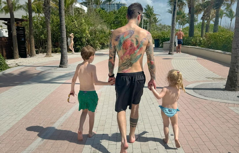 Fedez e Chiara Ferragni, ironia sui figli sempre di spalle: il rapper interviene, la piccata replica preview