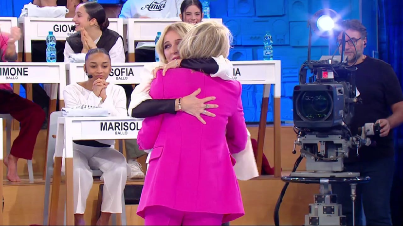 Maria De Filippi scrive a Veronica Peparini dopo la nascita delle gemelle preview