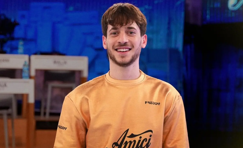 Chi è Holden del serale di Amici 23? Fidanzata e parentela famosa del cantante preview