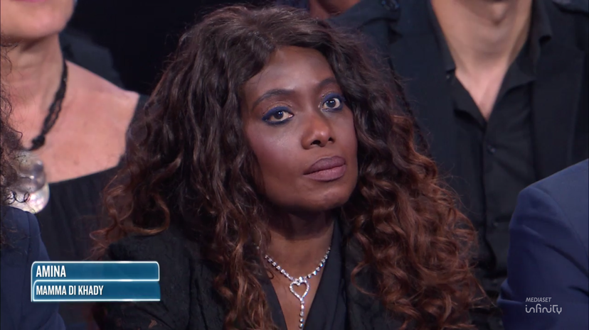 Chi è Amina, mamma di Khady Gueye dell’Isola dei Famosi? Il papà in Senegal: “Non sta bene” preview