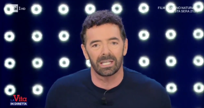 Prof di Amici da Alberto Matano: “Scuse agli allievi? Mai, io ho sempre ragione”, ringraziamenti a Maria De Filippi preview