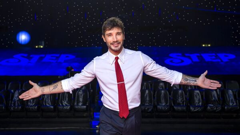 Quanto guadagnerebbe Stefano De Martino in Rai? Cachet da capogiro, Selvaggia Lucarelli commenta preview