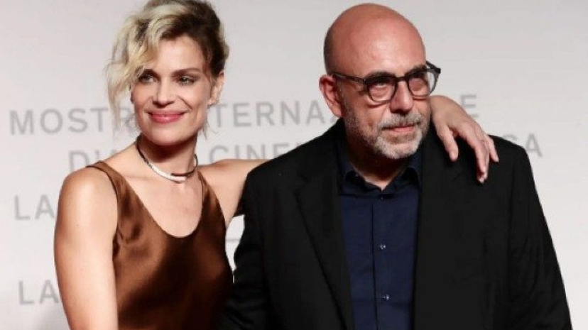 Micaela Ramazzotti e Paolo Virzì, violenta lite in un locale: lei colta da malore, “Volati piatti, posate e sedie” preview