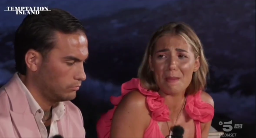 Raul e Martina: dopo la nave la canzone del falò, come la regia si prende gioco dell’ex coppia preview