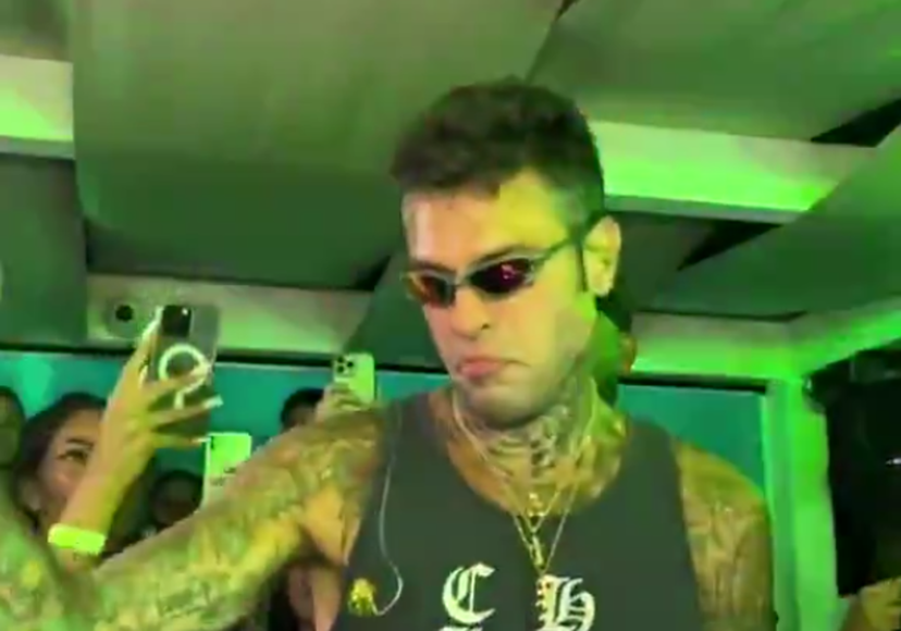 Fedez sbotta dopo la frecciatina a Chiara Ferragni: a cantarla è Niky Savage (ma lui è al suo fianco) preview
