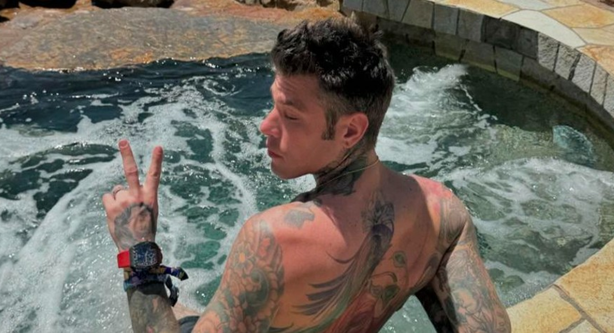 Fedez paparazzato con una ragazza misteriosa: una “relazione” più riservata, gli ultimi gossip – FOTO