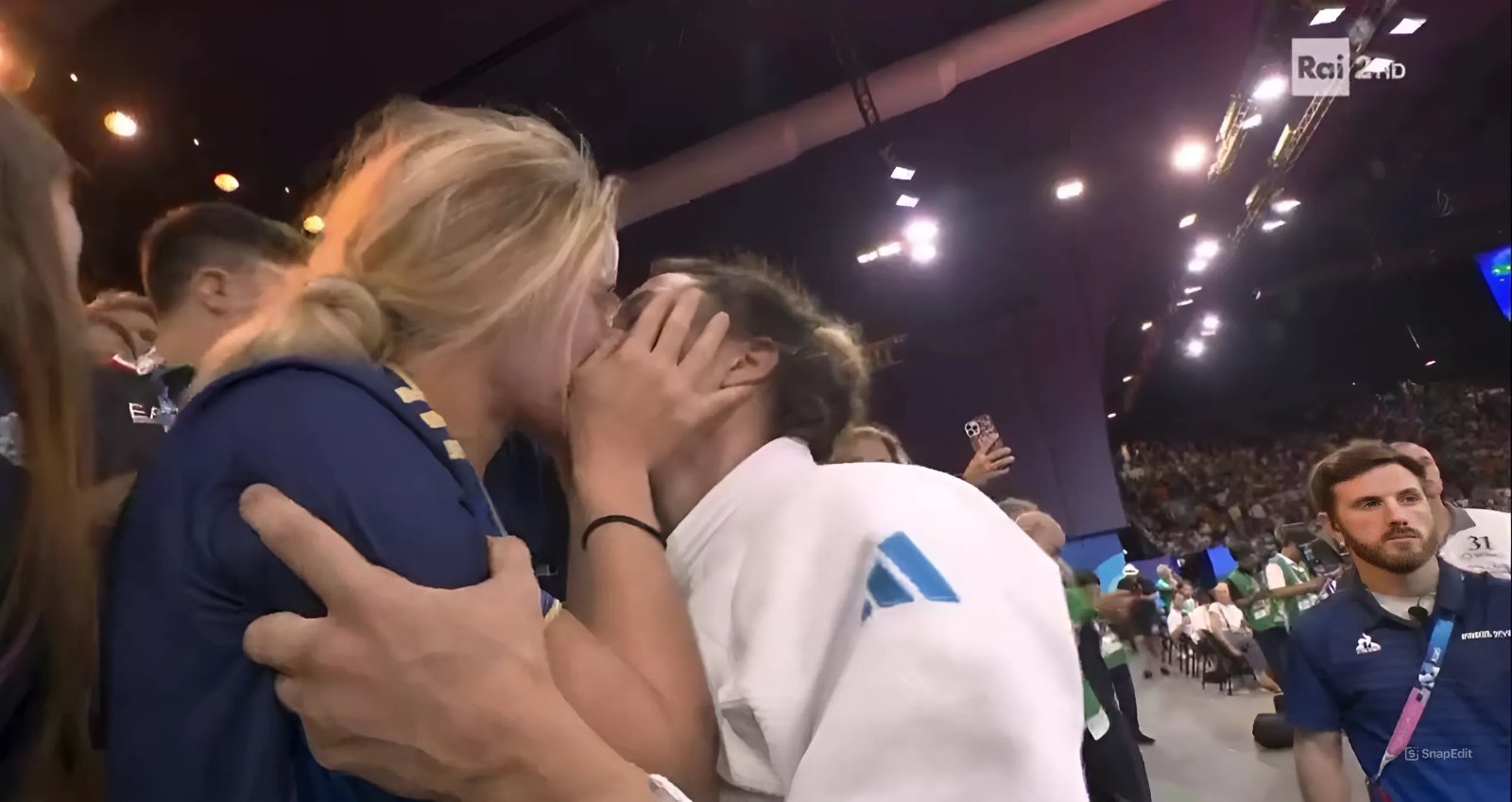 Olimpiadi 2024, Alice Bellandi vince l’oro nel Judo e bacia la fidanzata