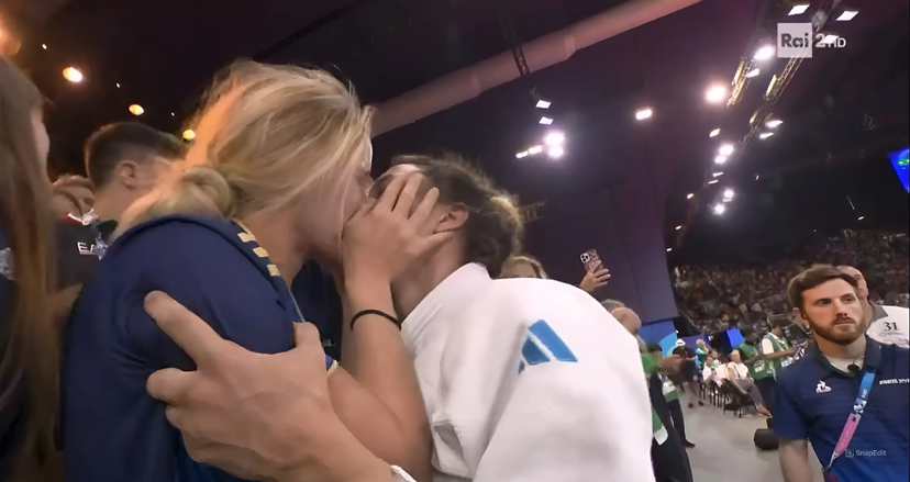 Olimpiadi 2024, Alice Bellandi vince l’oro nel Judo e bacia la fidanzata Jasmine – VIDEO preview