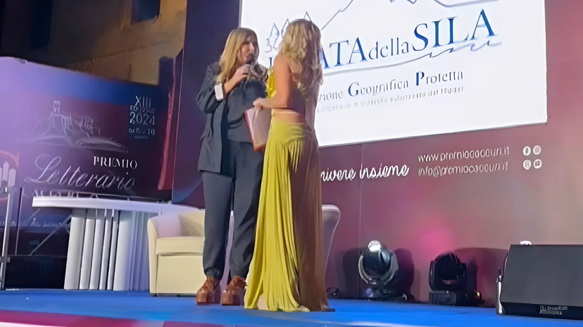 “Trattata come una cretina”: Selvaggia Lucarelli lascia il palco del Premio Caccuri, Nuzzi non la presenta e Corona l’attacca preview
