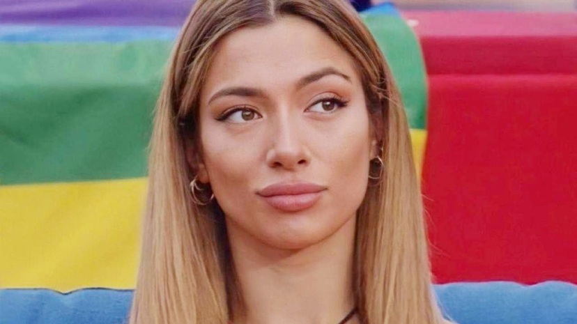 Dove è finita l’ironia di Soleil Sorge? L’attacco a una collega: spunta anche il divertente sfottò di Zorzi preview