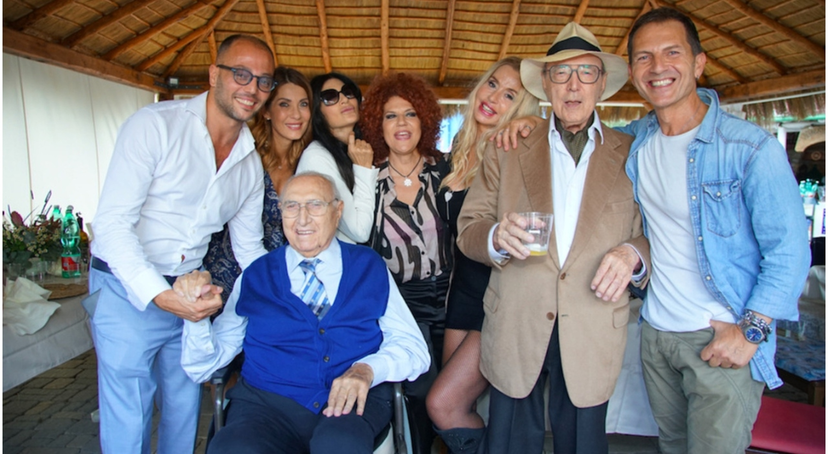 Pippo Baudo sulla sedia a rotelle alla festa per i 90 anni di Pierfrancesco Pingitore – VIDEO preview