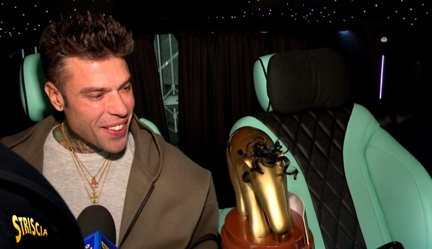 Tapiro d’Oro di Striscia la Notizia per Fedez dopo il dissing con Tony Effe: il dettaglio curioso – VIDEO