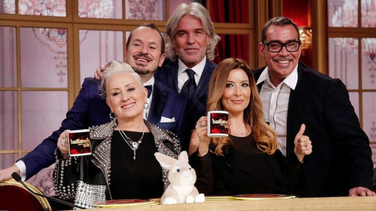 Giuria di Ballando con le stelle, Milly Carlucci svela tutto: chi è rimasto, ballerini professionisti, bordo pista e tribuni