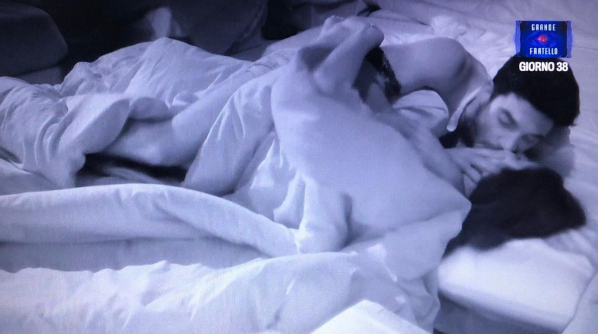 Grande Fratello, la farsa d'amore di Shaila e Lorenzo